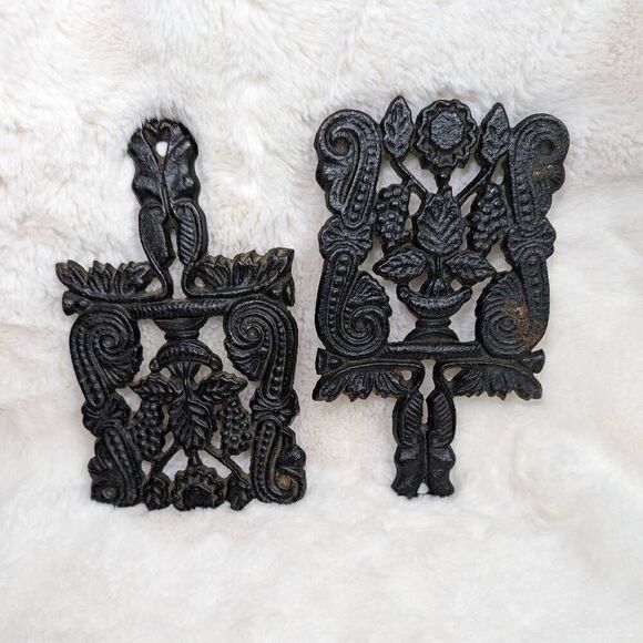 Cast Iron Trivet Wilton Square Grapes and Scrolls 7x4.5 Inches T-4 VTG - Picture 3 of 5